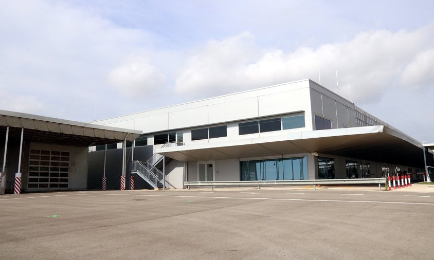 Façana de la zona de sortides dels vols de l'aeroport de Reus