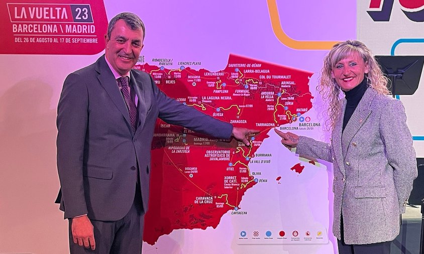 La regidora d'Esports de l'Ajuntament de Tarragona, Maria José López, amb el director general de La Vuelta 23, Javier Guillén, en la presentació de la cursa