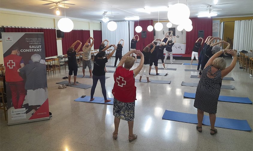 Imatge d'un taller d'activitat física amb gent gran organtizat per Creu Roja