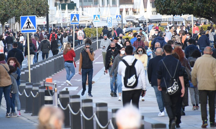 Imatge d'arxiu de gent passejant pel Port, l'abril de 2021