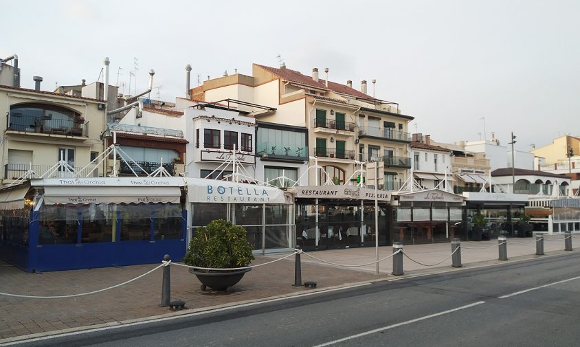 Imatge d'alguns cartells de restauració al Port de Cambrils