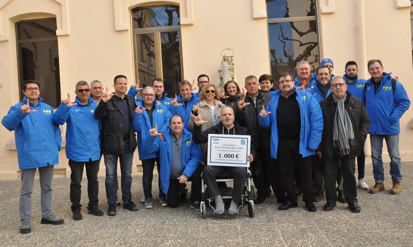 Foto de grup dels representants de l'associació Swim for ELA amb els membres de l'AAA La Salle, ahir al matí