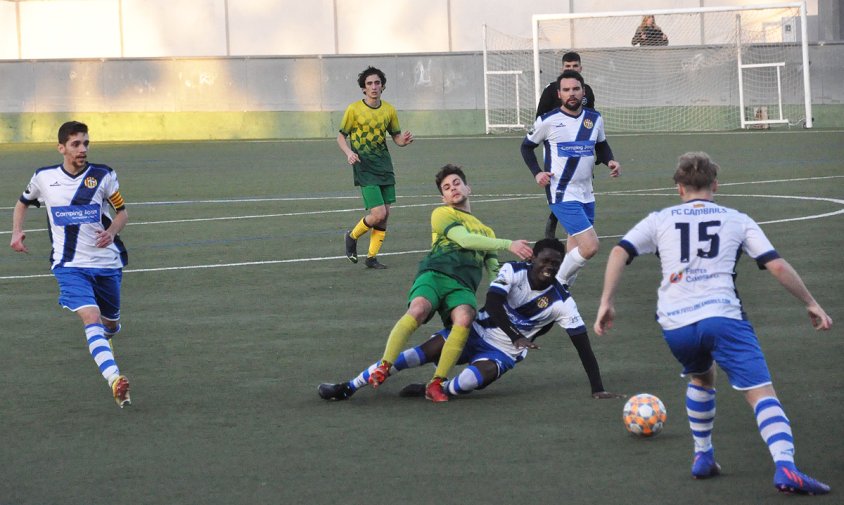 El partit entre el FC Cambrils i el Pare Manyanet va acabar amb una ajustada derrota local