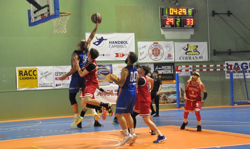 Un moment del partit entre el Cofran 95 CB Cambrils i el CB Tortosa