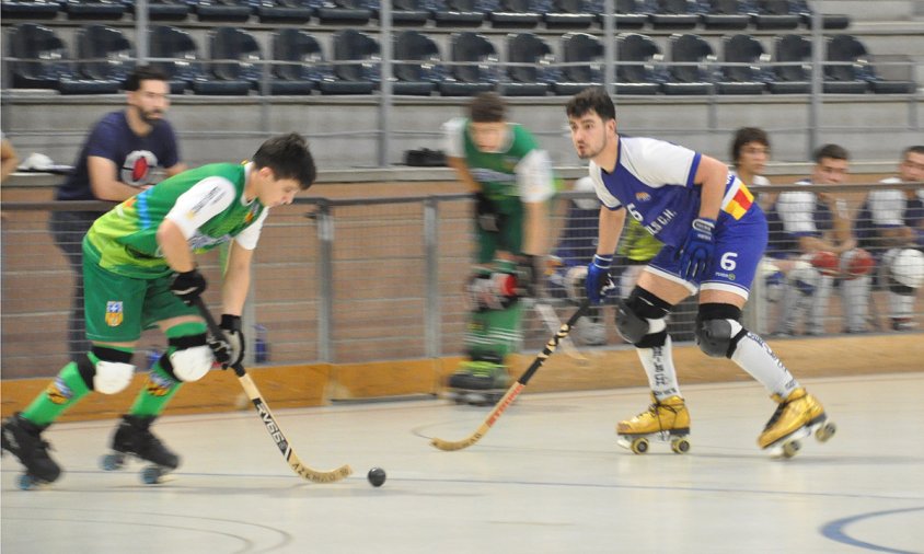 Un moment del partit coresponent a la primera volta, disputat entre el Cambrils CH i el CP Calafell