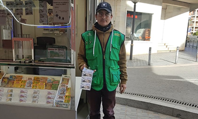 El venedor de l'ONCE, Oscar Rodrigo, va repartir la sort en el seu quiosc situat a la cantonada dels carrers de Colom i de Sant Pere, al Port