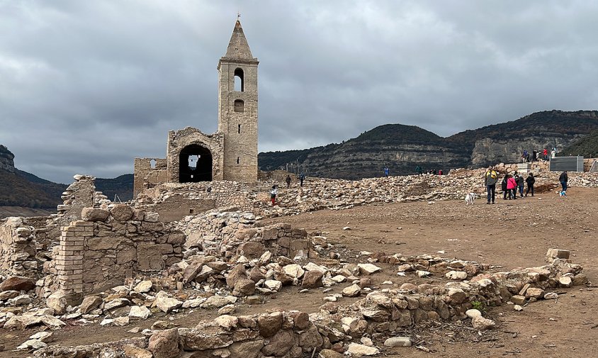 L'icònic campanar de Sant Romà de Sau totalment descobert per la sequera