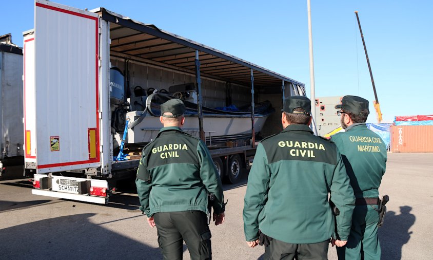 Agents de la Guàrdia Civil davant d'algunes de les narcollanxes intervingudes a la costa tarragonina