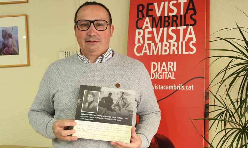 Jordi Mateu amb el seu llibre, a la seu de Revista Cambrils