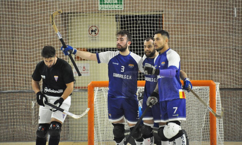 Jugadors del Cambrils CH en el partit davant el Ploms corresponent a la primera volta