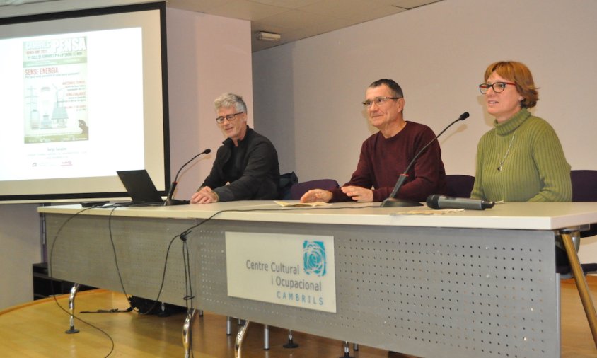 Sergi Saladié, a l'esquerra de la imatge, acompanyat de Salvador Matas i Montse Mañé de l'ACTE i el Banc del Temps