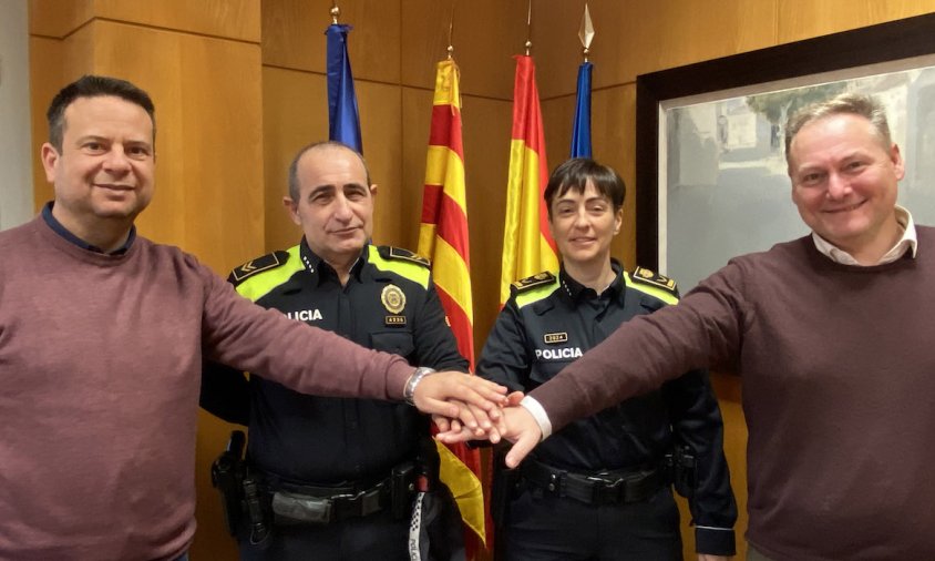 L'alcalde Oliver Klein i el regidor David Chatelain amb la nova cap de la Policia Local, Raquel López, i el sergent Manel Muñoz