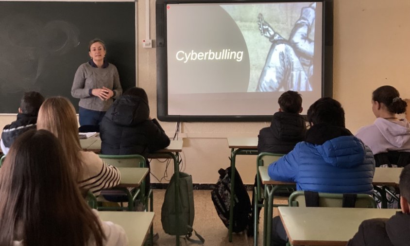 Imatge d'una de les xerrades impartides a l'aula amb alumnes de Secundària