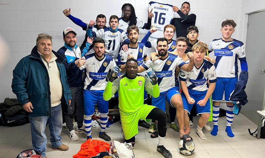 Equip del FC cambrils al vestidor, celebrant la victòria davant el Montbrió