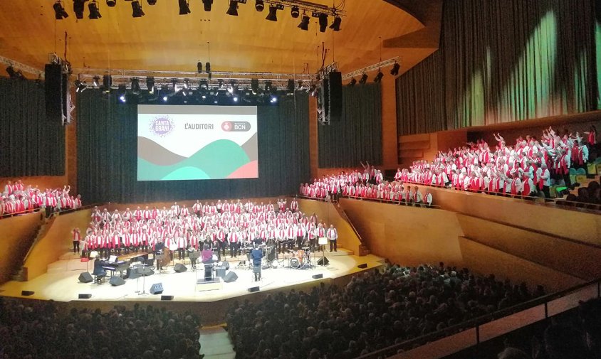 Imatge de l'Auditori de Barcelona amb l'actuació de les corals en el Canta Gran