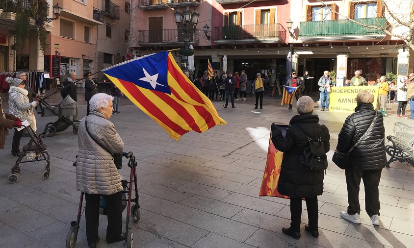 Un moment de la concentració de les Àvies i Avis, ahir al matí, a la plaça de la Vila