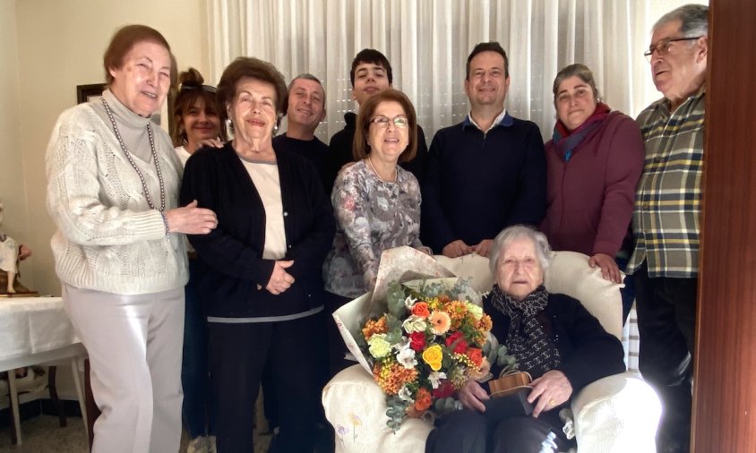 L'alcalde Oliver Klein amb l'homenatjada Antònia Costa Mulet acompanyada d'alguns dels seus familiars