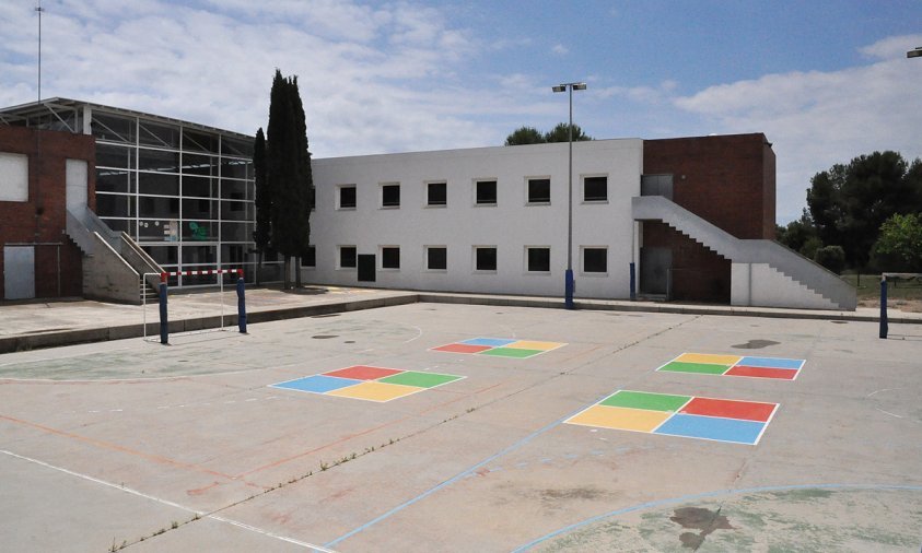 Imatge d'arxiu del pati i d'una part de l'edifici de l'escola Joan Ardèvol