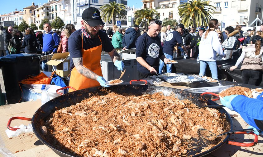 La degustació de fideus rossos amb galeres es va fer, ahir al matí, al port