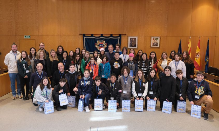 Foto de grup dels alumnes i professors participants a la rebuda institucional a l'Ajuntament, ahir al migdia