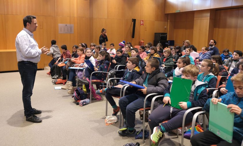 Un moment de la visita dels alumnes a la sala de plens de l'Ajuntament