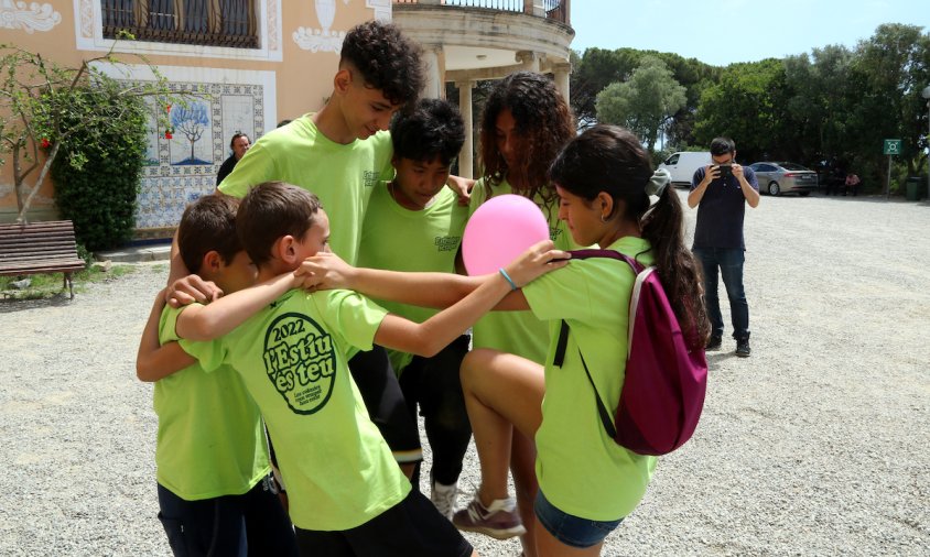 Joves fent una activitat en un casal d'estiu