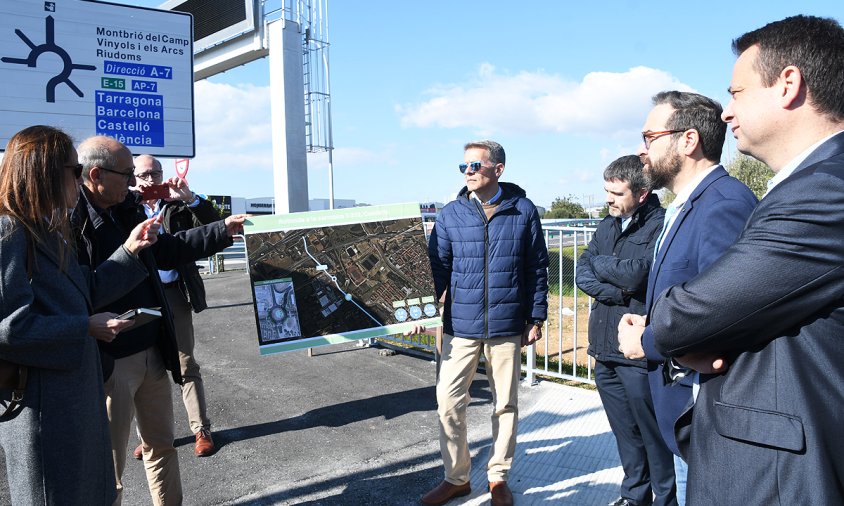 El conseller de Territori, Juli Fernández, amb l'alcalde, Oliver Klein, en un moment de la visita