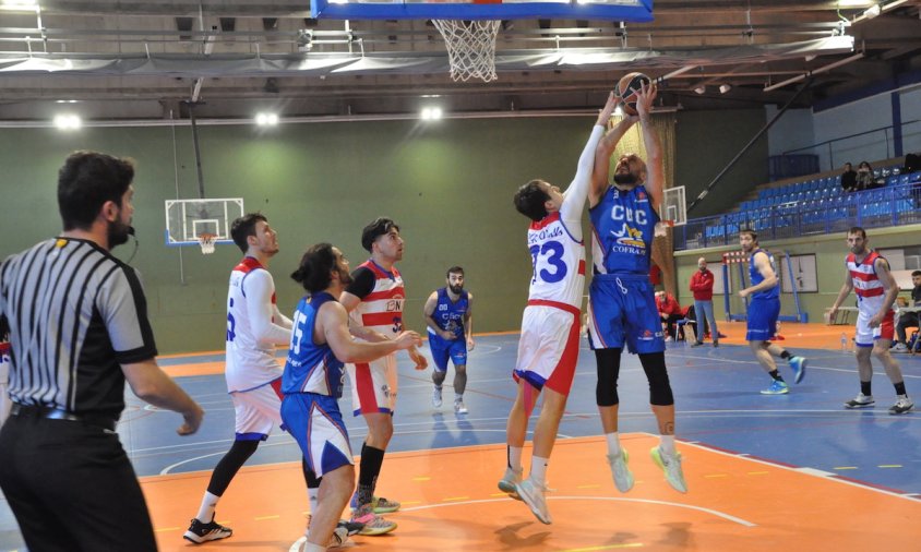 Un moment del partit del Cofran 95 CB Cambrils contra el CB Valls, ahir diumenge al migdia