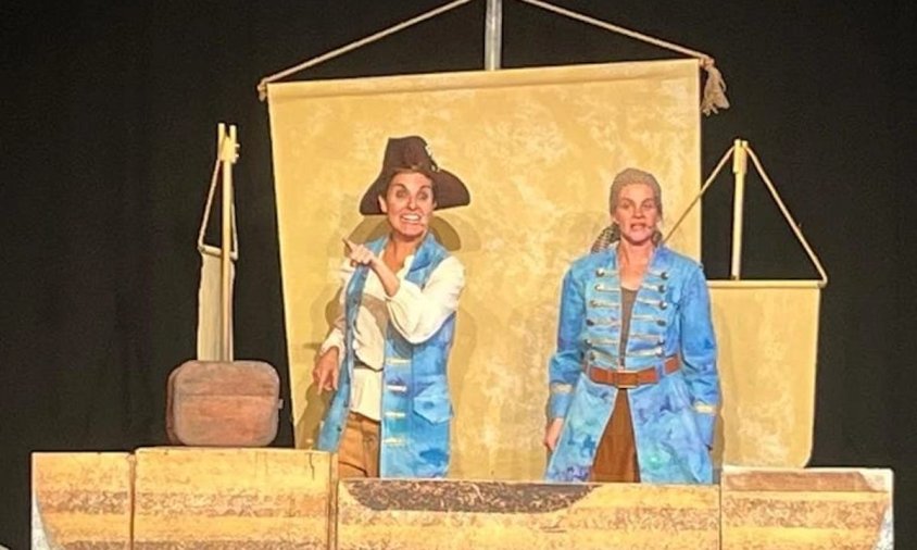 Un moment de la representació teatral "Les pirates de terra endins", el passat diumenge, al Teatre del Casal