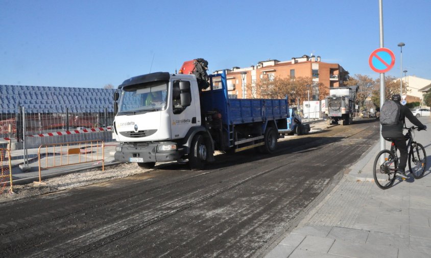 Imatge d'un tram del carrer del Camí de la Creu en el qual s'hi ha començat a treballar, aquest matí