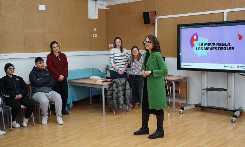 La consellera Tània Verge, ahir, a l'inici del taller sobre educació menstrual a l'institut-escola Joan Ardèvol