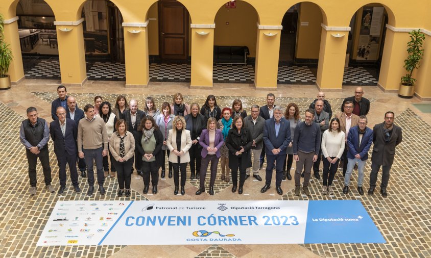 Foto de grup dels municipis i ens que ahir van signar el conveni córner de promoció turística