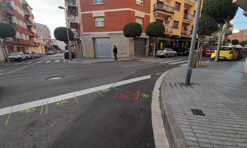 Aspecte de la calçada del carrer de Santa Joaquima de Vedruna, al barri de l'Eixample, amb les senyalitzacions marcades per fer els treballs d'instal·lació de la fibra òptica