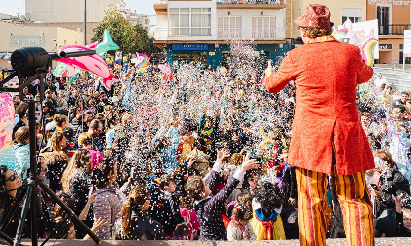 Un moment de la pluja de confeti a la plaça del Pòsit, ahir al matí