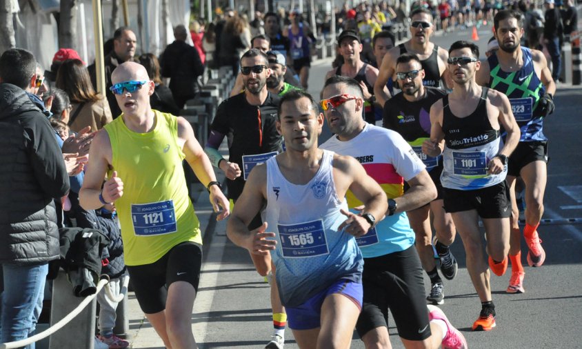 Imatge d'un grup de corredors de la Mitja Marató en l'edició de l'any passat passant per la façana marítima