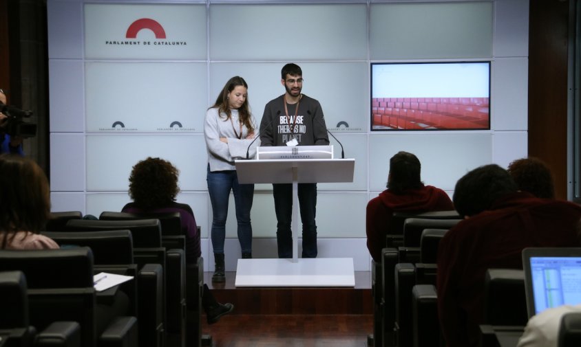 Els membres de la plataforma Aturem Hard Rock, Anna Recasens i Eloi Redon, en una roda de premsa al Parlament