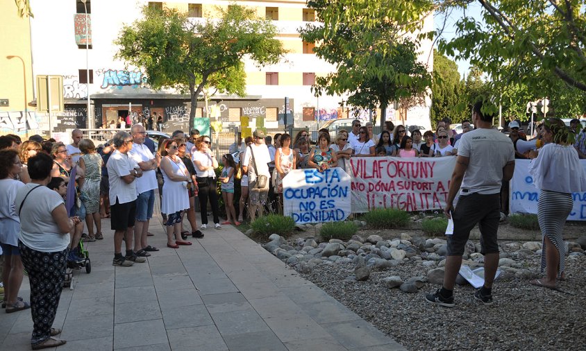 Veïns de Vilafortuny s'han concentrat al pati del Centre Cívic, davant de l'antiga residència ocupada, i han llegit un manifest