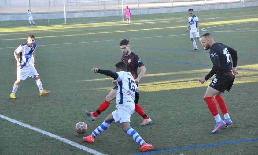 Un moment del partit entre el FC Cambrils i el Reus de Tota la Vida, el passat dissabte a la tarda