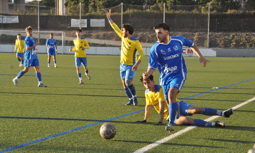 Imatge del Cambrils Unió B en un dels darrers partits disputats aquesta temporada