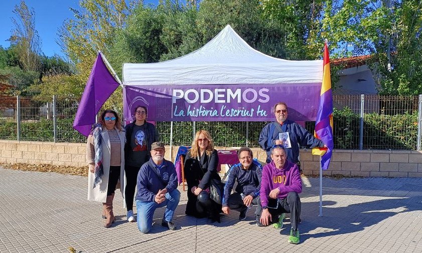 Militants de Podem Cambrils en una carpa a Vilafortuny