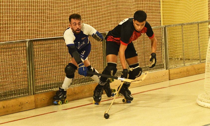 Roger, jugador del Cambrils CH, en una jugada corresponent a un partit d'aquesta temporada