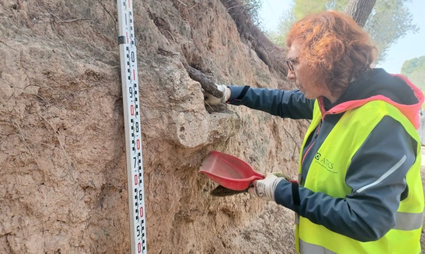 Imatge de la intervenció d'una arqueòloga a la zona on s'han localitzat les restes