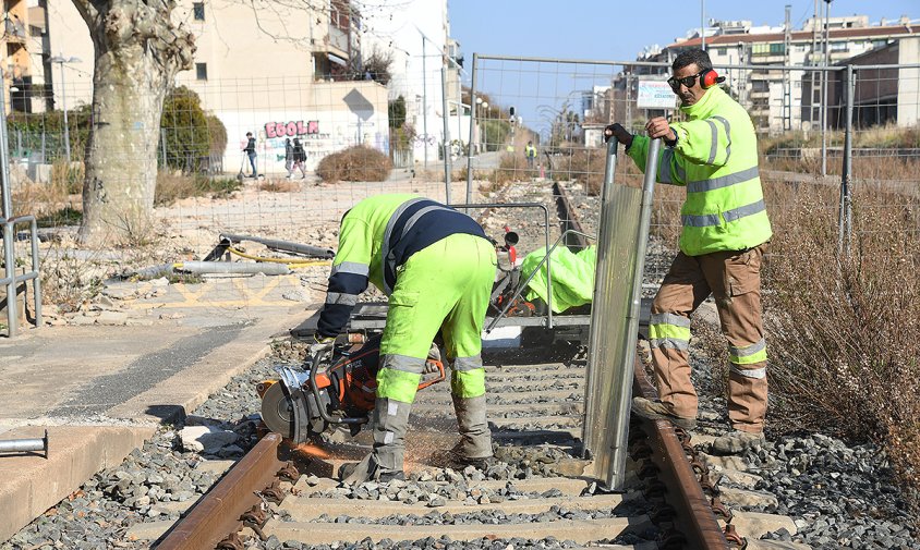 Els treballs de seccionament dels rails van arribar, ahir, a la zona de l'antiga estació de tren