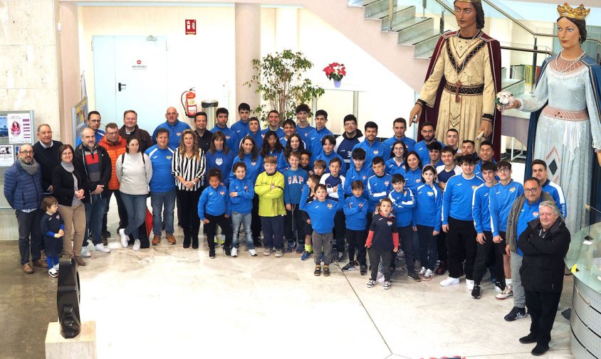 Foto de família dels integrants del Cambrils Club Hoquei amb els representants del consistori