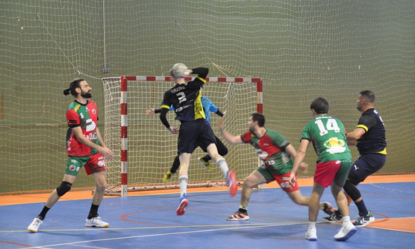 Un moment del partit entre el CH Cambrils i el CH Berga disputat el passat dissabte a la tarda