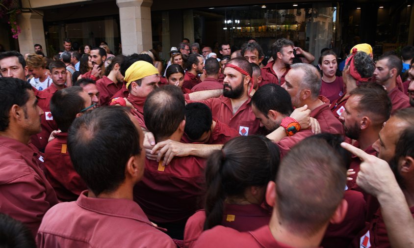 Els Xiquets de Cambrils muntant l'estructura d'un castell en la Diada Castellera de la Festa Major de la Mare de Déu del Camí