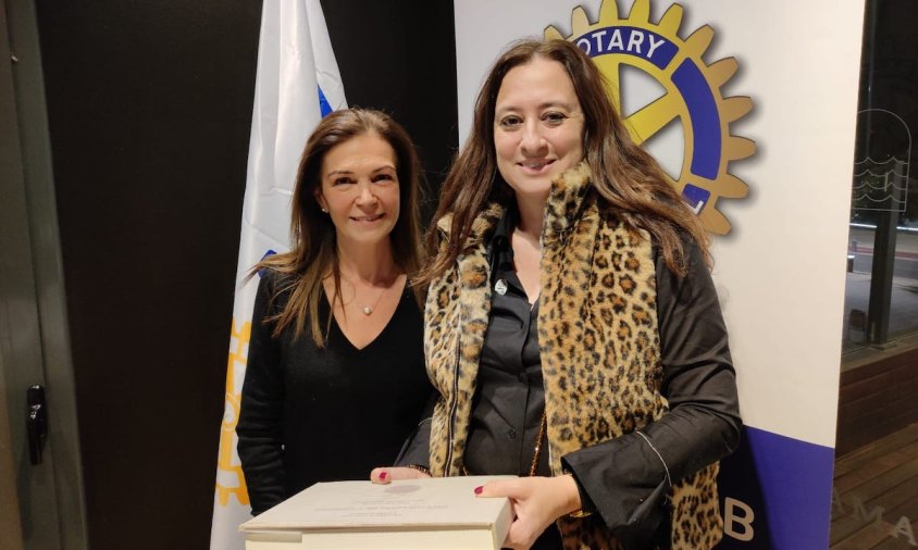 La doctora Teresa Arrufat acompanyada de la presidenta del Club Rotary Cambrils, Aurora Fornos