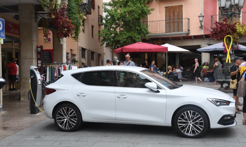 Imatge d'un vehicle estacionat fent la seva recàrrega a la plaça de la Vila, durant una concentració de les Àvies i Avis, a finals d'agost de l'any passat