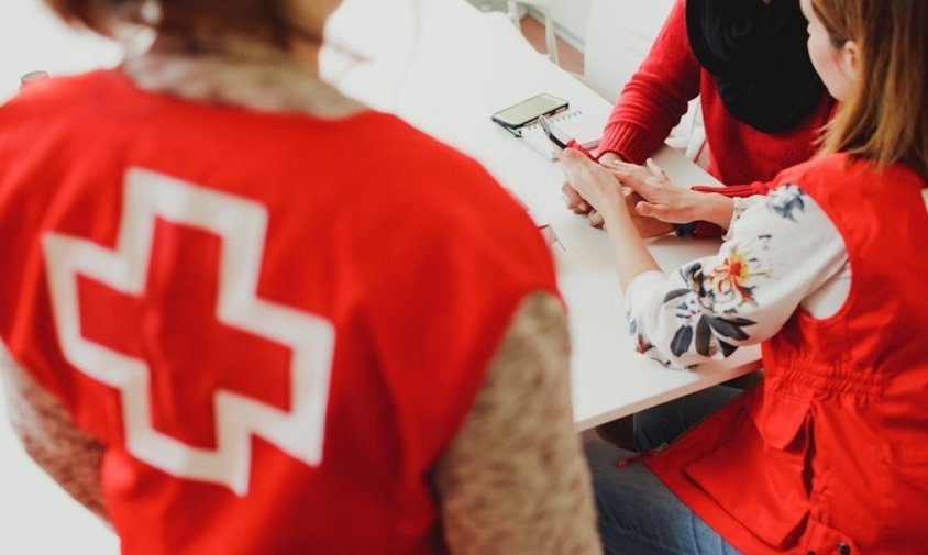 Imatge d'unes voluntàries de Creu Roja