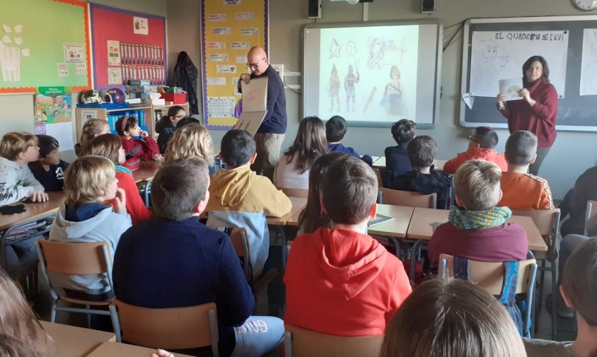 Ignasi Martí i Laia Ferraté impartint el taller en una aula de cinquè de Primària